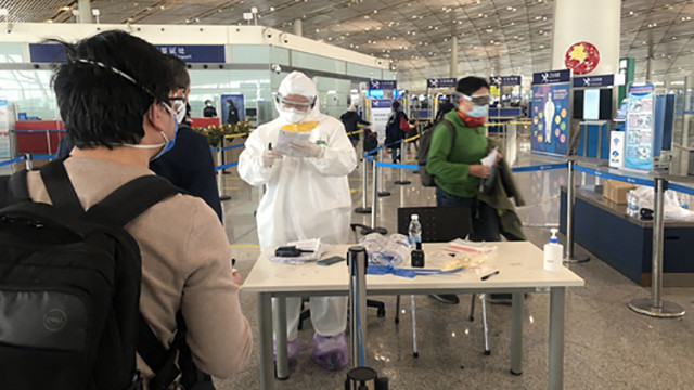  Trung Quốc: Khách nhập cảnh bị kiểm tra "chân tơ kẽ tóc", không cho COVID-19 một cơ hội xâm nhập 
