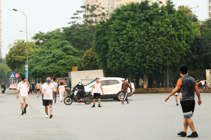 Chùm ảnh: Các tụ điểm công cộng tại Hà Nội dần trở nên đông đúc sau một tuần thực hiện cách ly xã hội,  người dân đổ xô xuống đường tập thể dục "cho đỡ bí bách"
