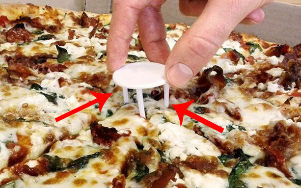 Order pizza về nhà mãi, giờ mới biết công dụng của tấm nhựa trắng 3 chân này để làm gì