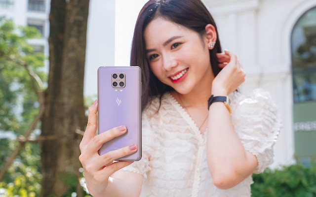 VinSmart công bố smartphone có camera ẩn đầu tiên tại Việt Nam
