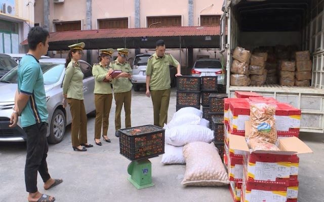 Hà Giang: Xử lý và tiêu hủy nhiều lô hàng thực phẩm nhập lậu