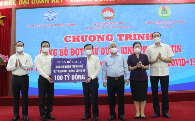 Bộ trưởng Nguyễn Mạnh Hùng trao 100 tỷ đồng kinh phí nhắn tin ủng hộ Quỹ Vắc xin phòng Covid-19