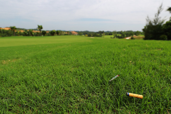 Nói “không” với việc vứt đầu lọc thuốc lá ra sân golf