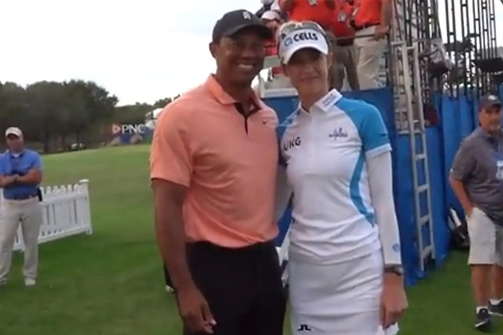 Golfer nữ số 1 thế giới Nelly Korda bẽn lẽn xin chụp ảnh cùng Tiger Woods