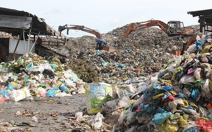 Xử lý rác thải rắn sinh hoạt: Còn nhiều những bãi chôn lấp lạc hậu, kém vệ sinh