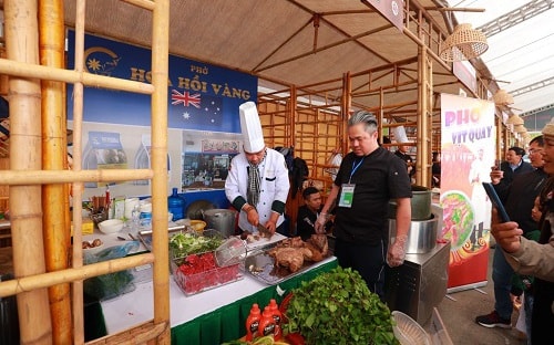 Tương ớt phở CHIN-SU thăng hoa vị phở trong không gian phở xưa