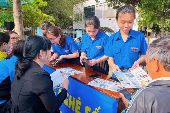 Thanh niên ra quân Ngày hoạt động cao điểm tình nguyện hỗ trợ người dân thực hiện DVCTT