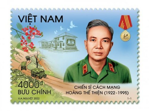 Trao tặng tem bưu chính, sách quý về Thiếu tướng Hoàng Thế Thiện cho Bảo tàng Đường Hồ Chí Minh