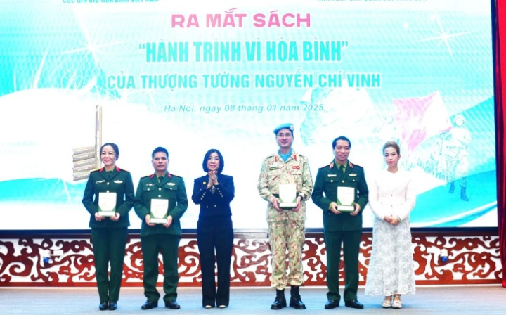 Ra mắt cuốn sách “Hành trình vì hòa bình" của Thượng tướng Nguyễn Chí Vịnh