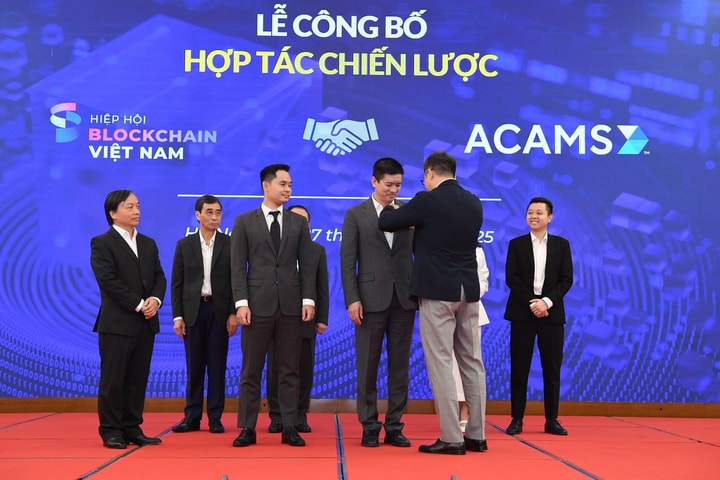Hai người Việt Nam đầu tiên nhận chứng chỉ phòng, chống rửa tiền từ ACAMS