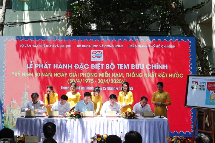 Chính thức phát hành bộ tem 50 năm Ngày Giải phóng miền Nam, thống nhất đất nước