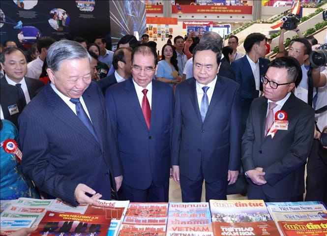 Tổng Bí thư tham quan Hội Báo toàn quốc và dự Lễ kỷ niệm 100 năm Ngày Báo chí Cách mạng Việt Nam