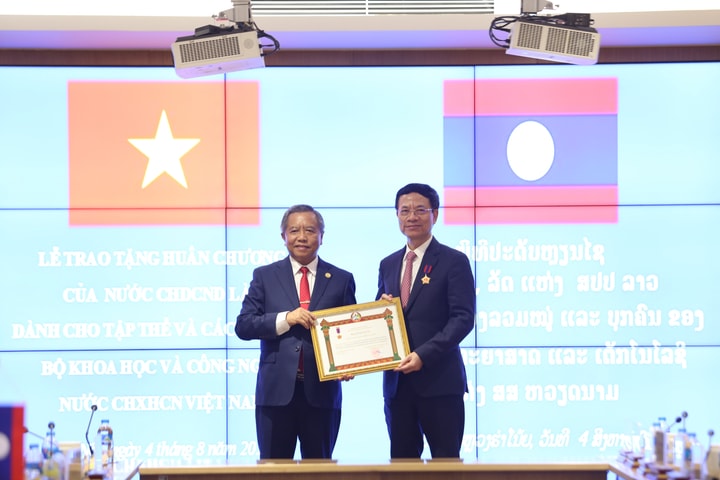 Lào trao tặng Huân chương Lao động hạng Nhất cho Bộ trưởng Nguyễn Mạnh Hùng