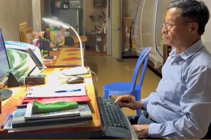 Người cao tuổi “chạm tay” vào thế giới số - Tuổi già không có nghĩa là đứng ngoài cuộc cách mạng số