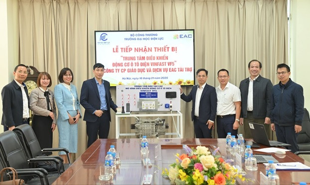 Trường Đại học Điện lực tiếp nhận thiết bị điều khiển động cơ ô tô điện Vinfast VF5 do Công ty Cổ phần Giáo dục và Dịch vụ EAC tài trợ
