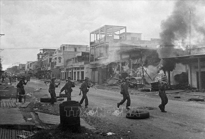 Ngày 10/4/1975: Ban Bí thư ra Thông tri về tuyên truyền chiến thắng, động viên thi đua với miền Nam ruột thịt