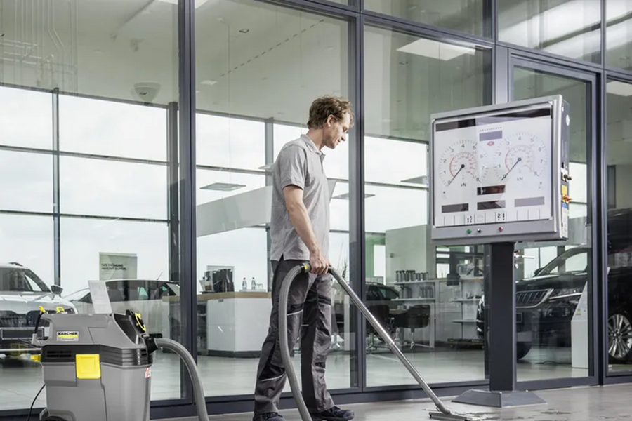 Làm sạch sâu sàn và xử lý các chất lỏng hiệu quả với máy hút bụi công nghiệp từ Kaercher