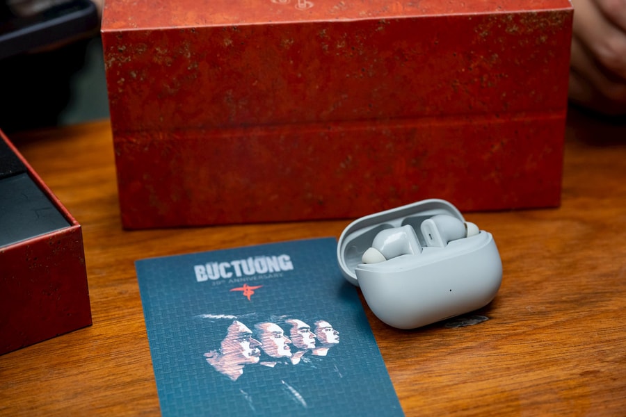 Hợp tác với ban nhạc Bức Tường, Velasboost ra mắt tai nghe "Gạch"