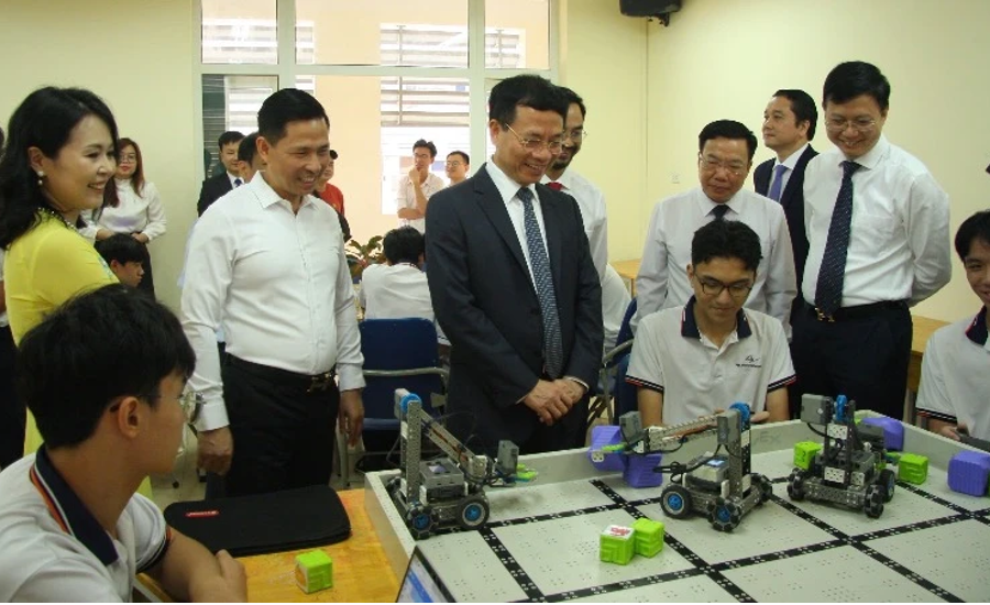Trường THPT chuyên Đại học Sư phạm Hà Nội viết trang mới trong thời đại 4.0.
