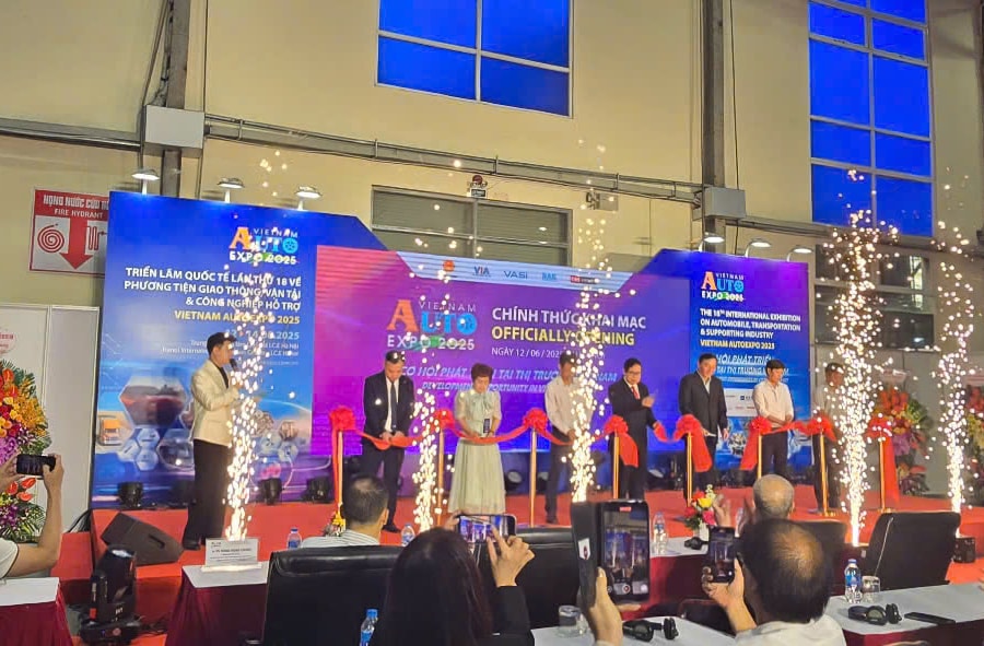 Khai mạc Triển lãm quốc tế lần thứ 18 về phương tiện giao thông, vận tải và công nghiệp hỗ trợ - Vietnam AutoExpo 2025