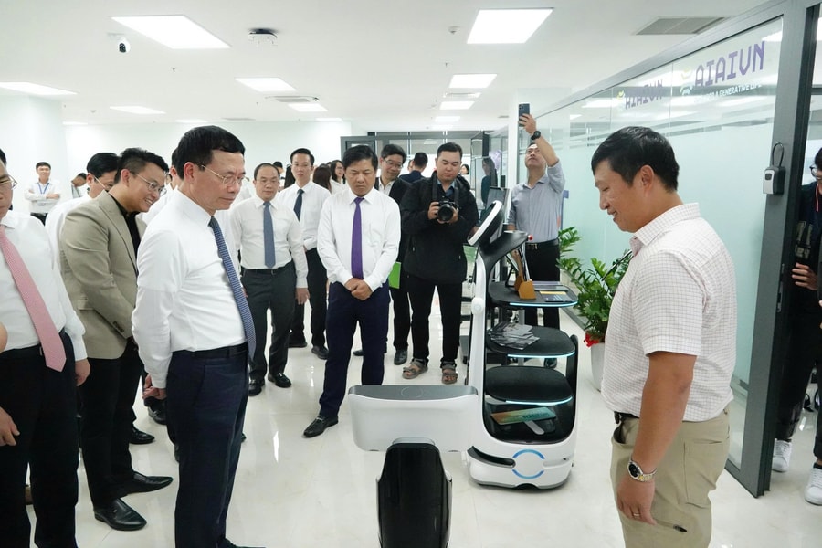 Bộ trưởng Nguyễn Mạnh Hùng thăm doanh nghiệp công nghệ tại Công viên phần mềm số 2