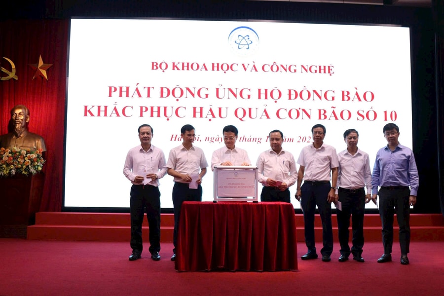 Bộ trưởng Bộ KH&CN cùng công chức, viên chức ủng hộ khắc phục hậu quả bão lũ
