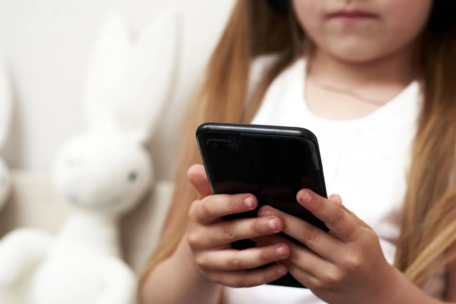 Lạm dụng điện thoại, iPad có thể làm giảm thành tích học tập ở trẻ Lạm dụng điện thoại, iPad có thể làm giảm thành tích học tập ở trẻ