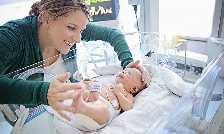 Giọng mẹ giúp kích thích phát triển não trẻ sinh non