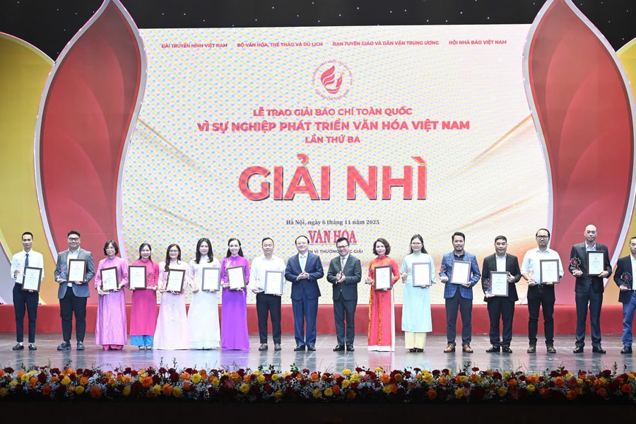 Nhóm tác giả Tạp chí TT&TT đạt giải Nhì Giải Báo chí toàn quốc “Vì sự nghiệp phát triển Văn hóa Việt Nam”