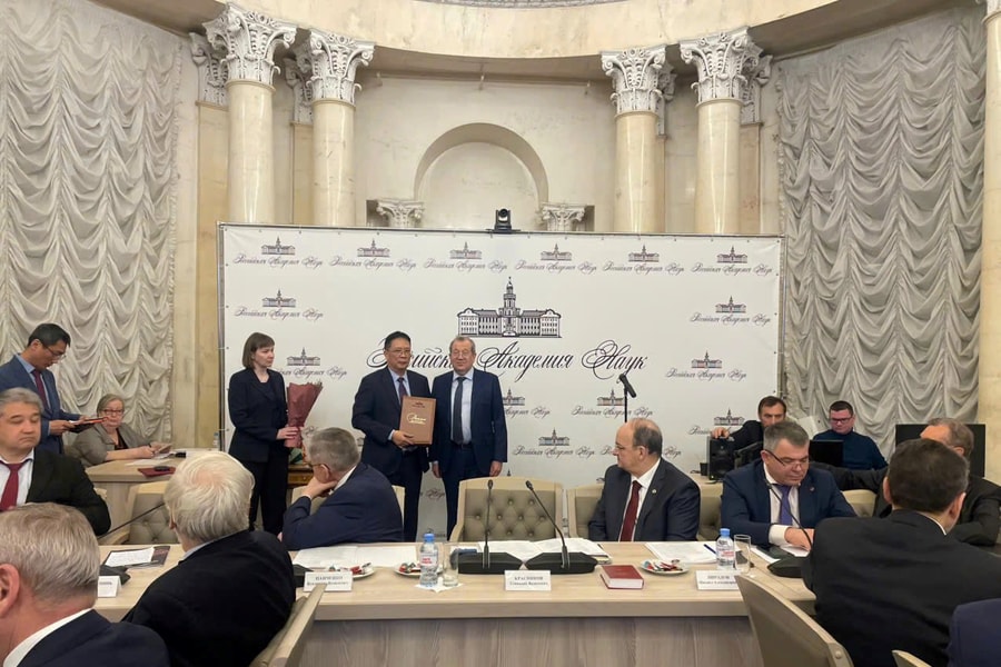 GS.VS. Châu Văn Minh nhận danh hiệu Viện sĩ Viện Hàn lâm Khoa học Nga