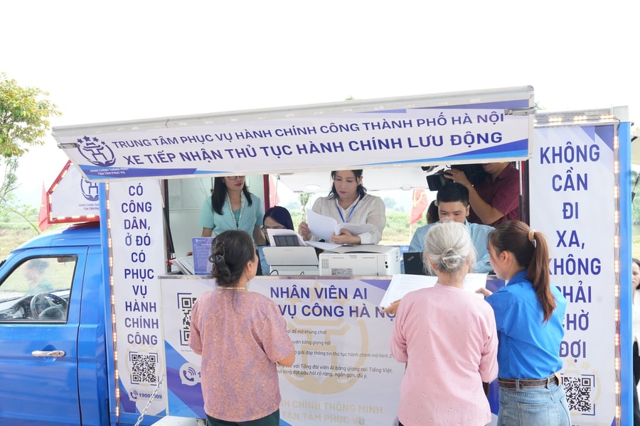 Hà Nội triển khai chuyến xe Dịch vụ công lưu động tại Nhà văn hoá thôn Đồi Dùng