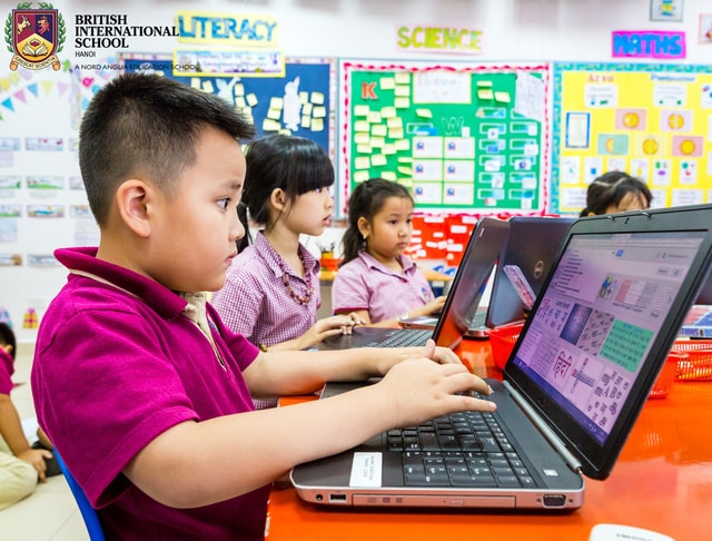 Bảo vệ trẻ em và nhóm yếu thế trong môi trường số