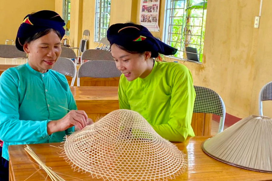 Giữ nghề truyền thống - Phụ nữ Tày nâng cao thu nhập từ làm nón