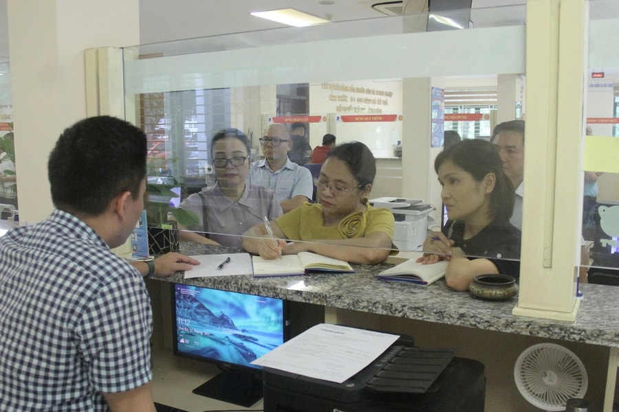 Thực hiện thủ tục hành chính trong bối cảnh mới: Vấn đề và khuyến nghị