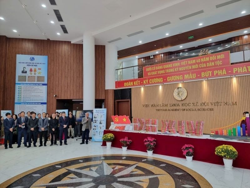 Khai trương không gian trưng bày “Dưới cờ Đảng quang vinh: Việt Nam 40 năm Đổi mới và khát vọng trong kỷ nguyên vươn mình”