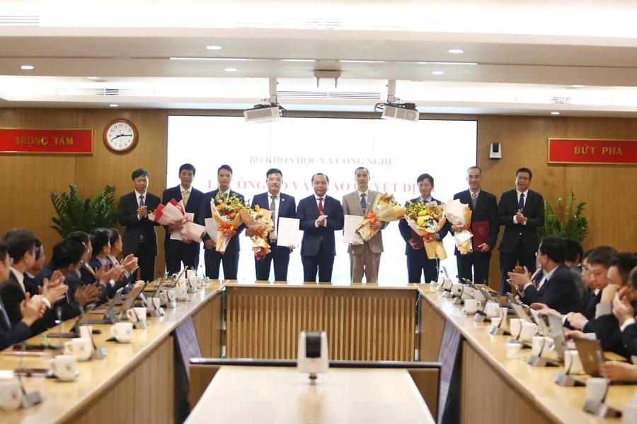 Bộ KH&CN trao quyết định bổ nhiệm, bổ nhiệm lại lãnh đạo 5 đơn vị