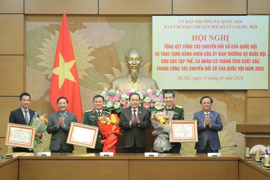 Khen thưởng tập thể, cá nhân có thành tích xây dựng và phát triển Quốc hội số