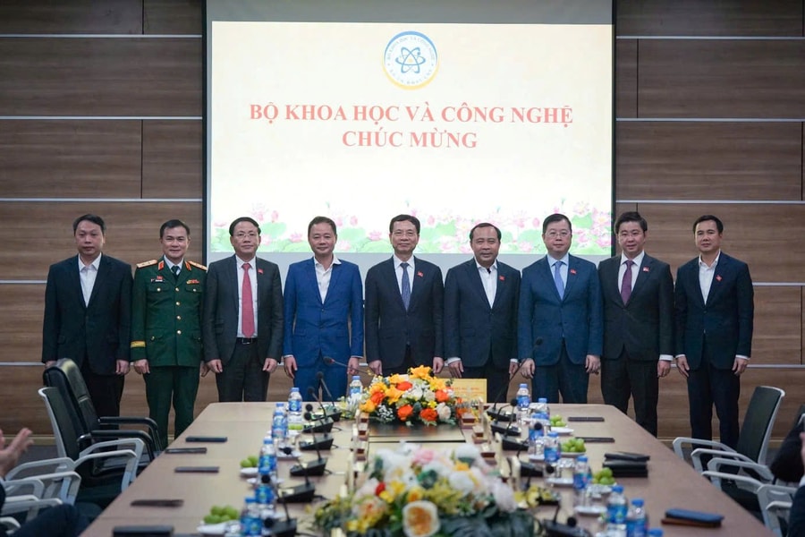 Bộ trưởng Nguyễn Mạnh Hùng chúc mừng các đồng chí Ủy viên Trung ương Đảng trưởng thành từ ngành Khoa học và Công nghệ