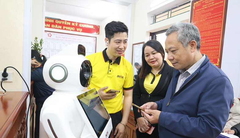 Robot Lễ tân AI xuất hiện tại Trung tâm hành chính xã Quỹ Nhất, Ninh Bình: Dấu mốc mới của chuyển đổi số cơ sở
