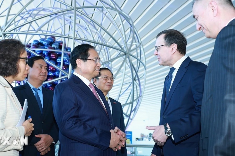 Thủ tướng tìm hiểu phát triển năng lượng hạt nhân và tàu điện ngầm của Nga