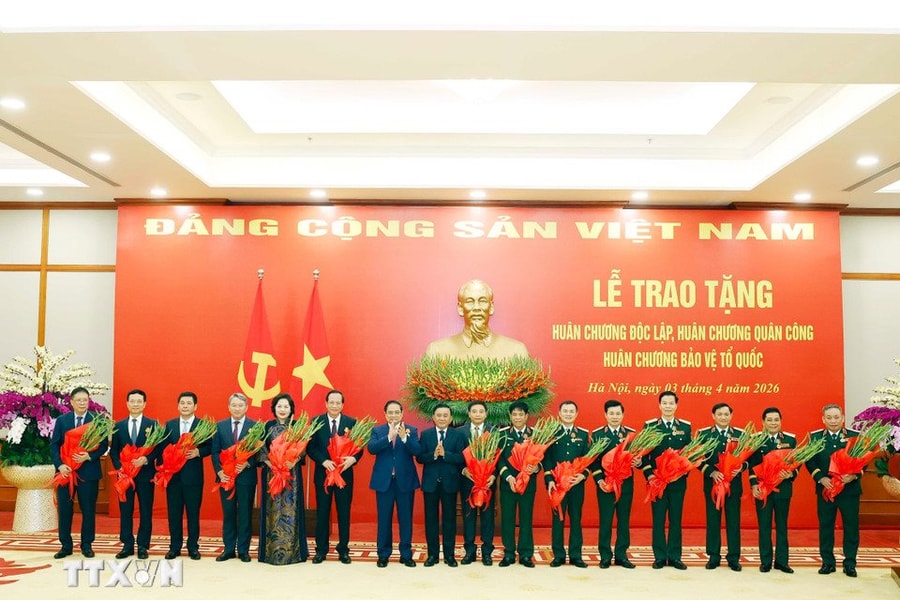 Bộ trưởng Nguyễn Mạnh Hùng và nhiều lãnh đạo Đảng, Nhà nước được trao Huân chương cao quý