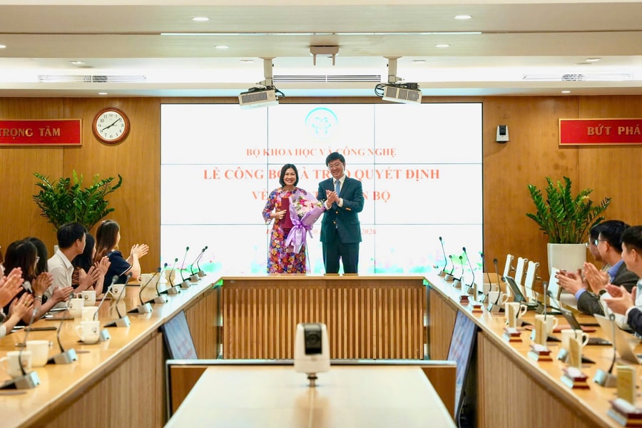 Bộ KH&CN trao quyết định giao quyền Viện trưởng Viện Công nghệ số và CĐS quốc gia