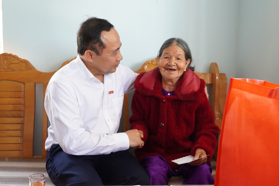 Bộ trưởng Vũ Hải Quân thăm, tặng quà gia đình chính sách tại tỉnh Quảng Ngãi