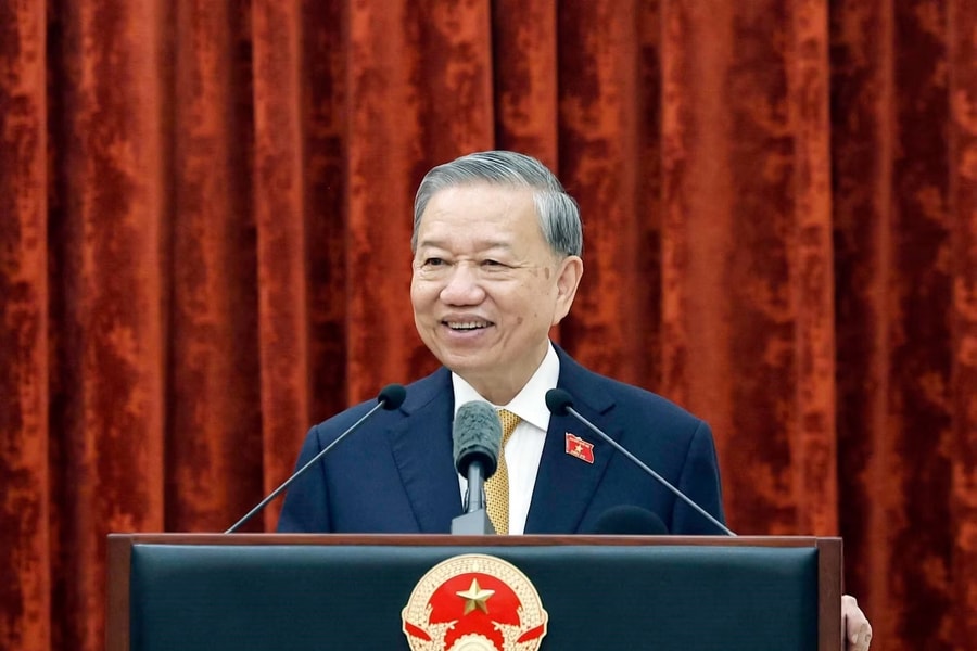 Ánh sáng Hồ Chí Minh soi đường cho chúng ta đi