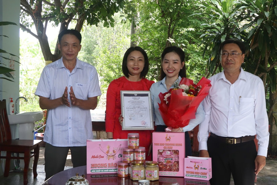Cà Mau trao Giấy chứng nhận hệ thống quản lý an toàn thực phẩm HACCP cho Công ty TNHH MTV Hương Bảo Châu