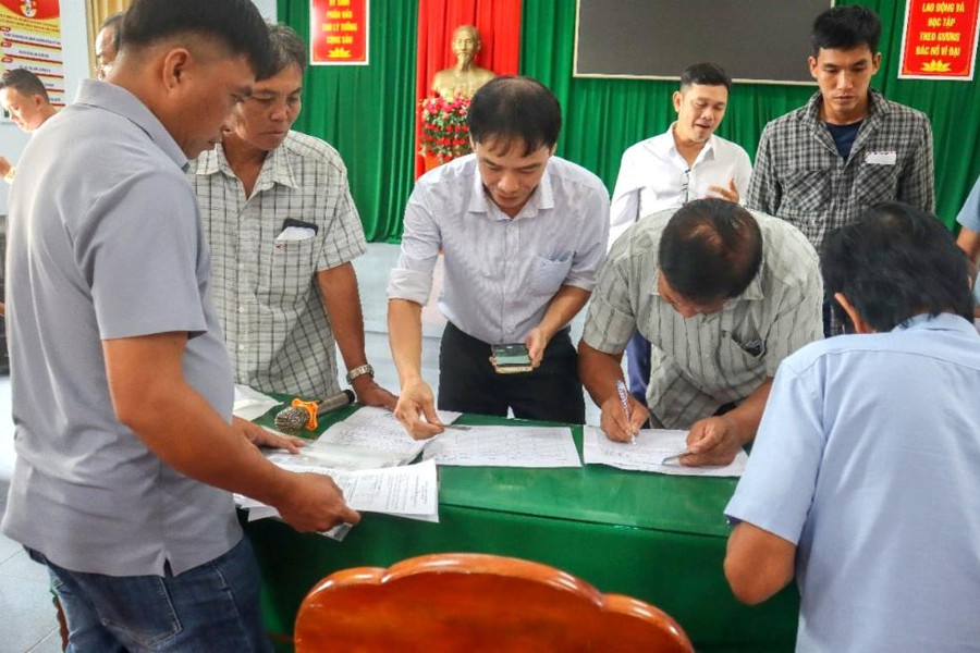 Sở KH&CN tỉnh Vĩnh Long hỗ trợ ngư dân đăng ký giấy phép tần số ngay tại cơ sở