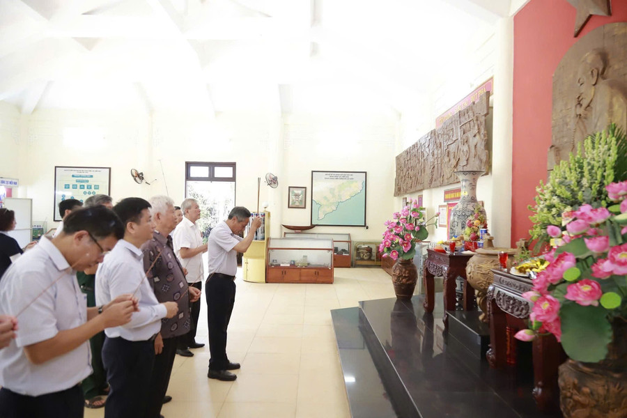 Tập đoàn VNPT dâng hương tưởng niệm các anh hùng liệt sỹ Giao bưu - Thông tin R