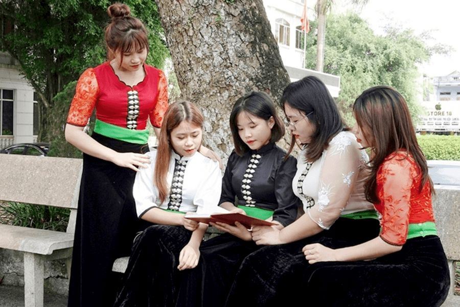 Gần dân trên không gian số