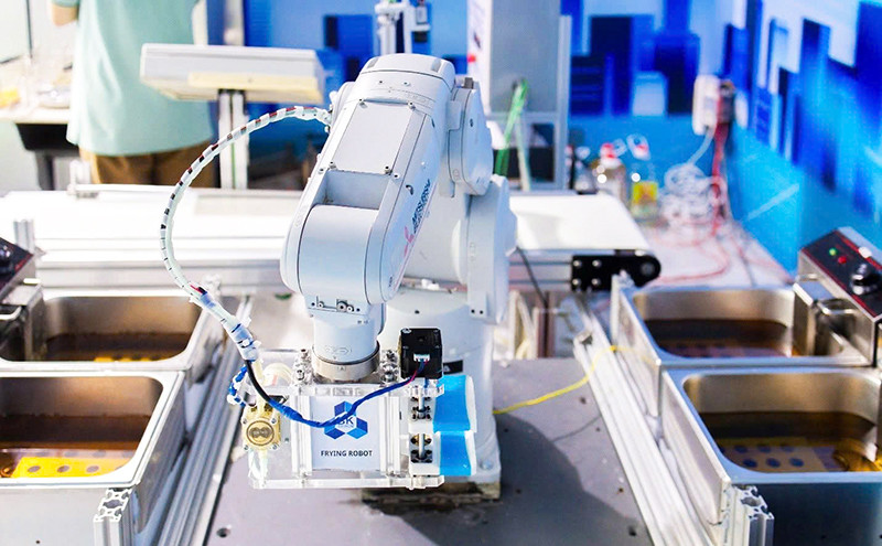 Sinh viên Bách khoa TP. HCM chế tạo hệ thống chiên thực phẩm ứng dụng AI