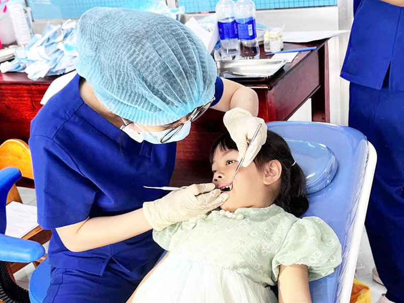 Ngừa sâu răng từ tuổi lên 3: Tín hiệu tích cực từ nghiên cứu vecni fluor